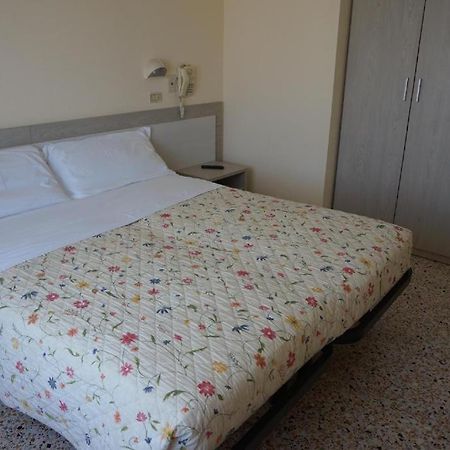 צ'סנטיקו Hotel Ines מראה חיצוני תמונה