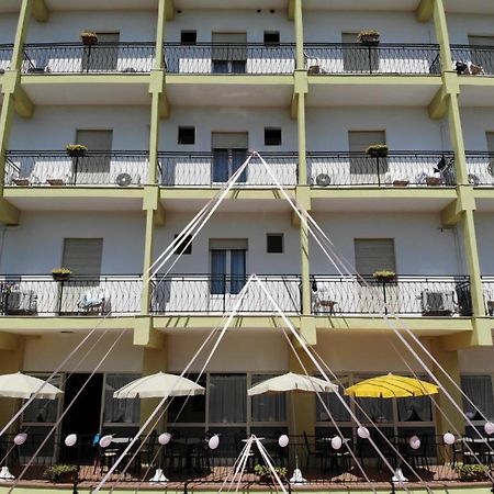 צ'סנטיקו Hotel Ines מראה חיצוני תמונה