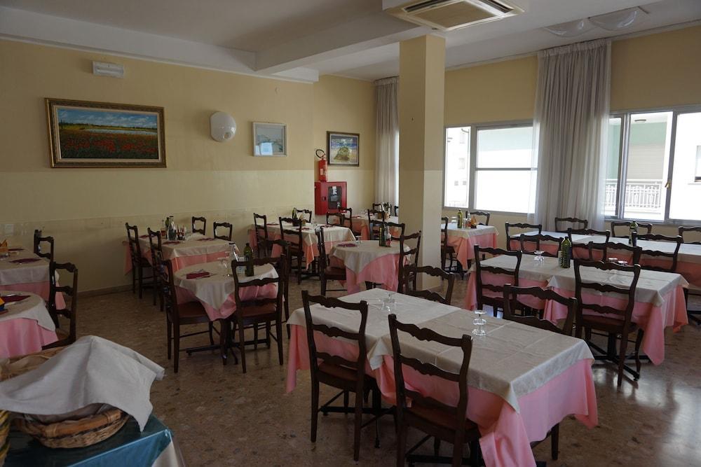 צ'סנטיקו Hotel Ines מראה חיצוני תמונה
