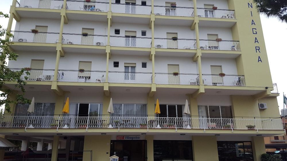 צ'סנטיקו Hotel Ines מראה חיצוני תמונה