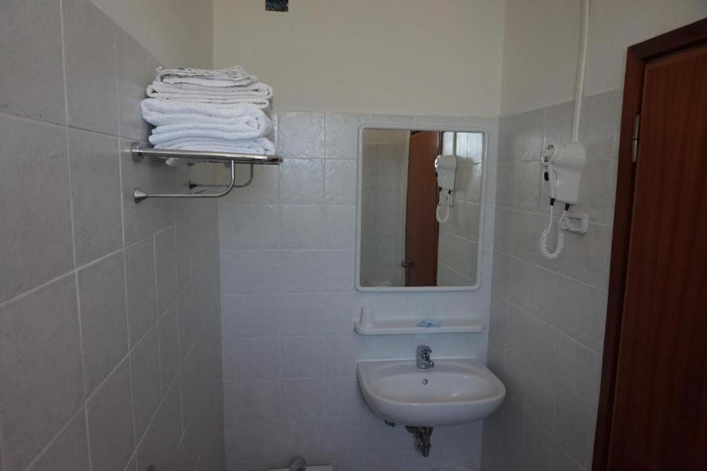 צ'סנטיקו Hotel Ines מראה חיצוני תמונה