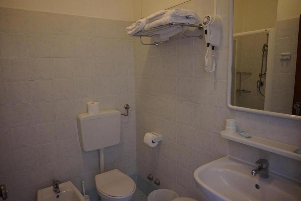 צ'סנטיקו Hotel Ines מראה חיצוני תמונה