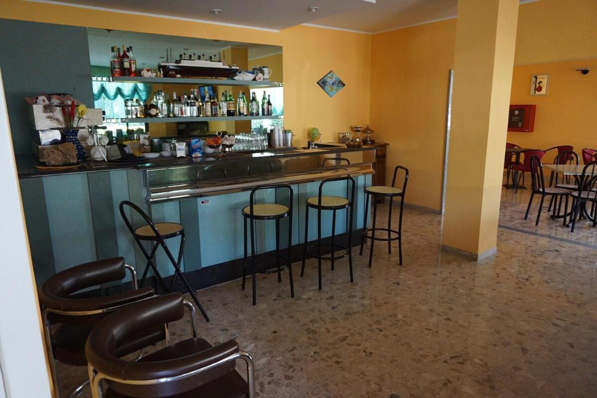 צ'סנטיקו Hotel Ines מראה חיצוני תמונה