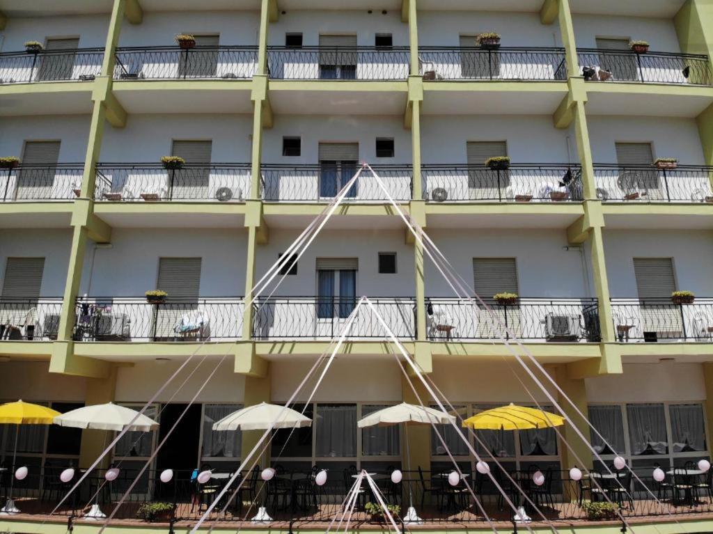 צ'סנטיקו Hotel Ines מראה חיצוני תמונה
