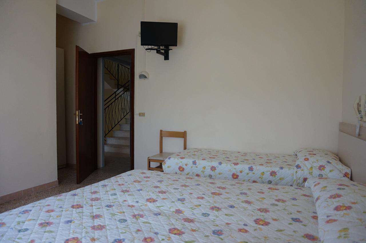 צ'סנטיקו Hotel Ines מראה חיצוני תמונה