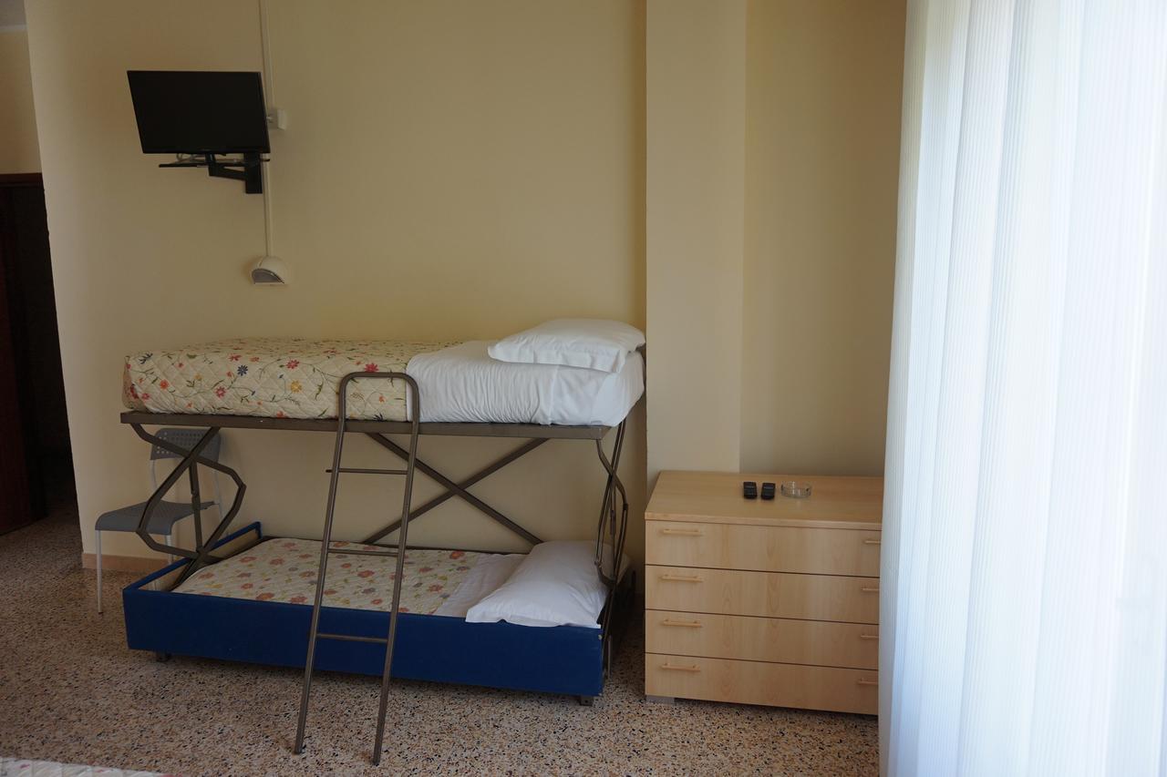 צ'סנטיקו Hotel Ines מראה חיצוני תמונה