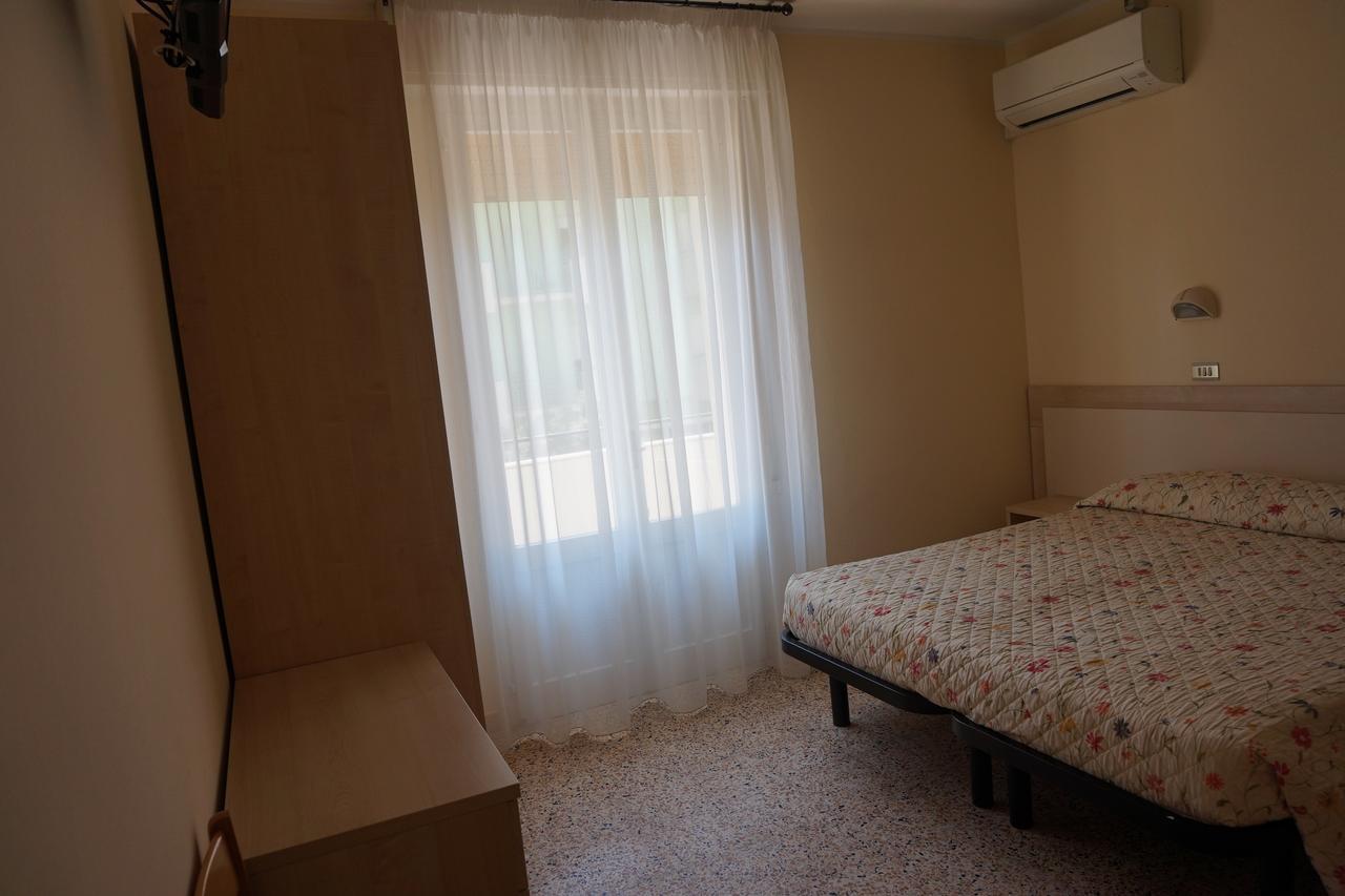 צ'סנטיקו Hotel Ines מראה חיצוני תמונה