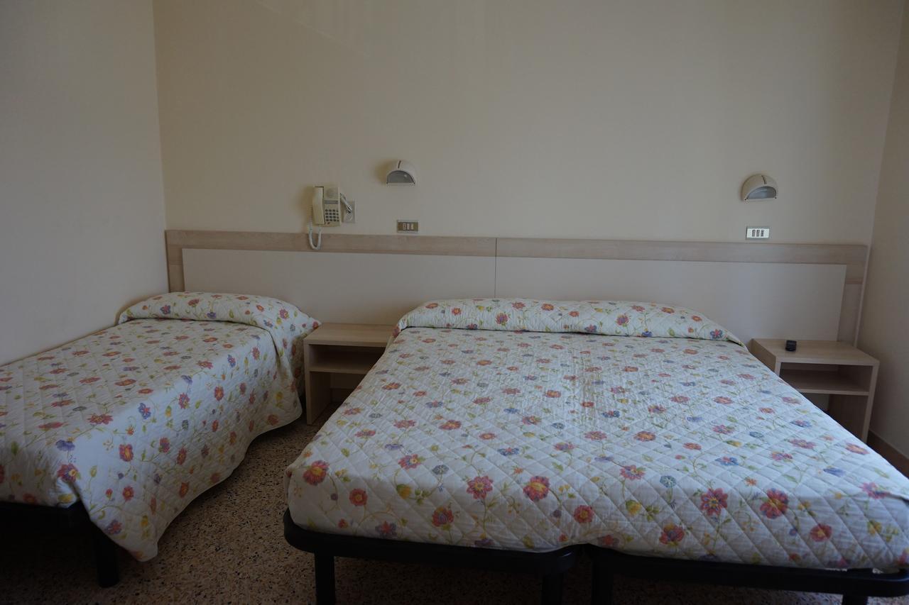צ'סנטיקו Hotel Ines מראה חיצוני תמונה